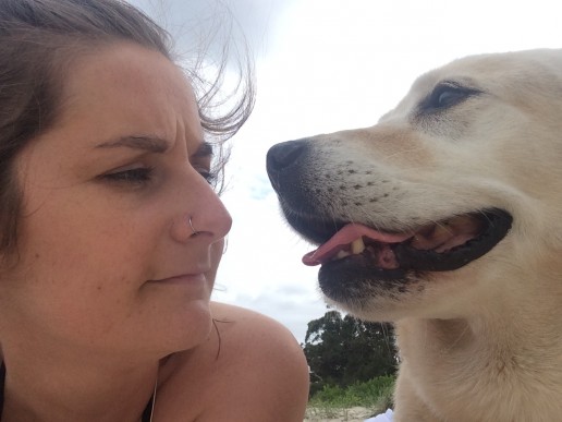 Ellie离开澳大利亚前一天，和现任狗狗Jessie在海滩上合影