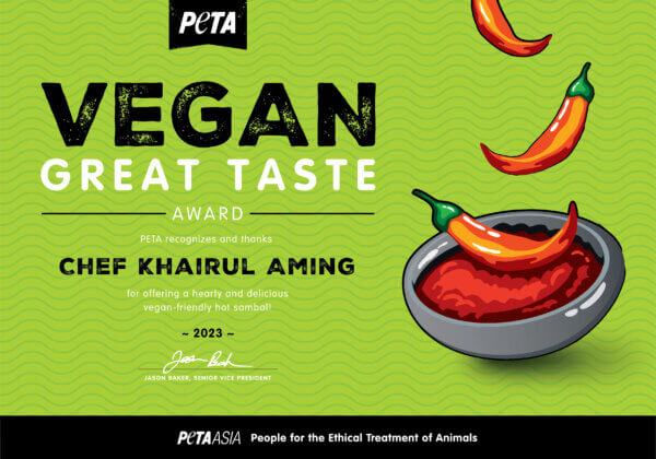 无 “虾” 叁巴辣椒酱风靡马来, 名厨Khairul Aming获PETA颁发《素食大滋味》奖